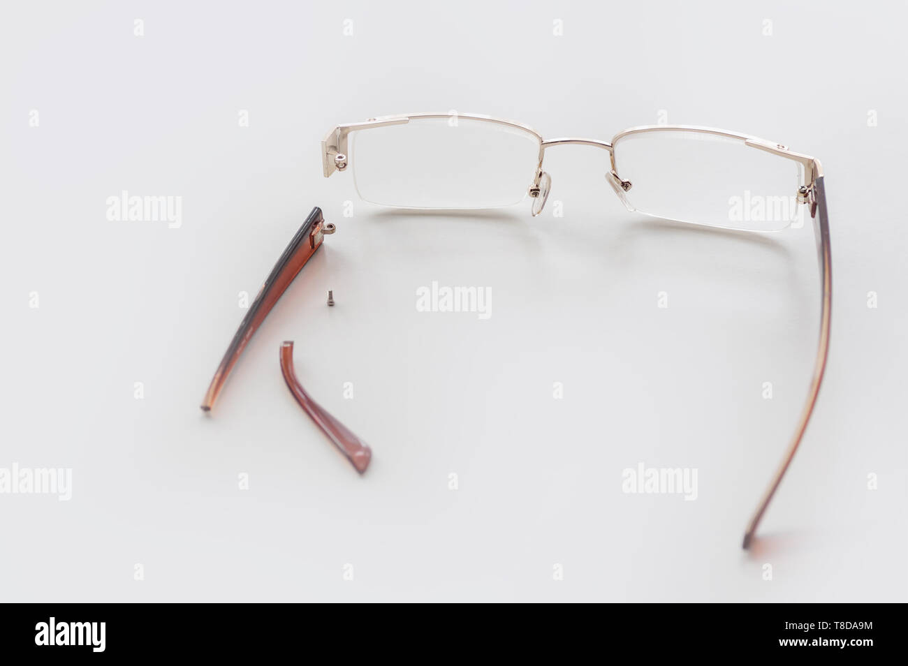 Kaputte brille -Fotos und -Bildmaterial in hoher Auflösung – Alamy