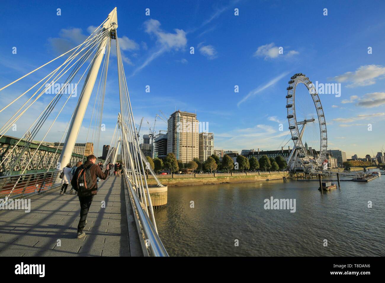 Vereinigtes Königreich, London, von Hungerford Brücke auf der Themse, London Eye, London Eye, das Parlament und den Big Ben Stockfoto