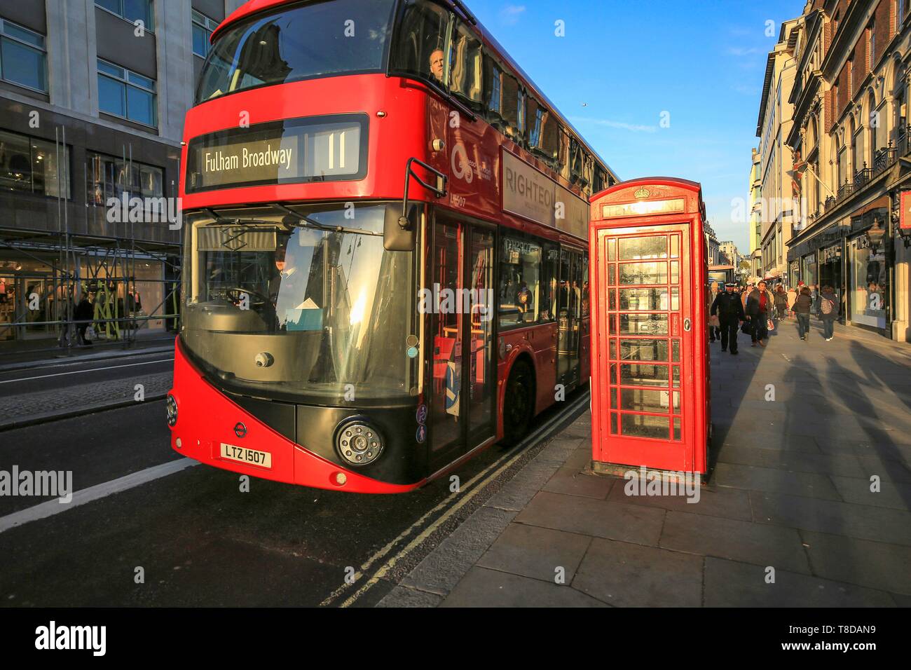 Vereinigtes Königreich, London, Covent Garden, Bus auf der Faser in einer Telefonzelle. Stockfoto