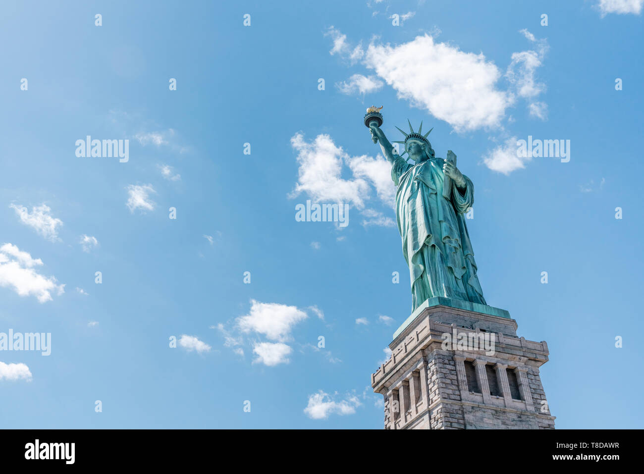 Freiheitsstatue an einem sonnigen Tag, klare blaue Himmel Hintergrund. United States nation Symbol, Reiseziel oder Amerika Touristenattraktion Konzept Stockfoto