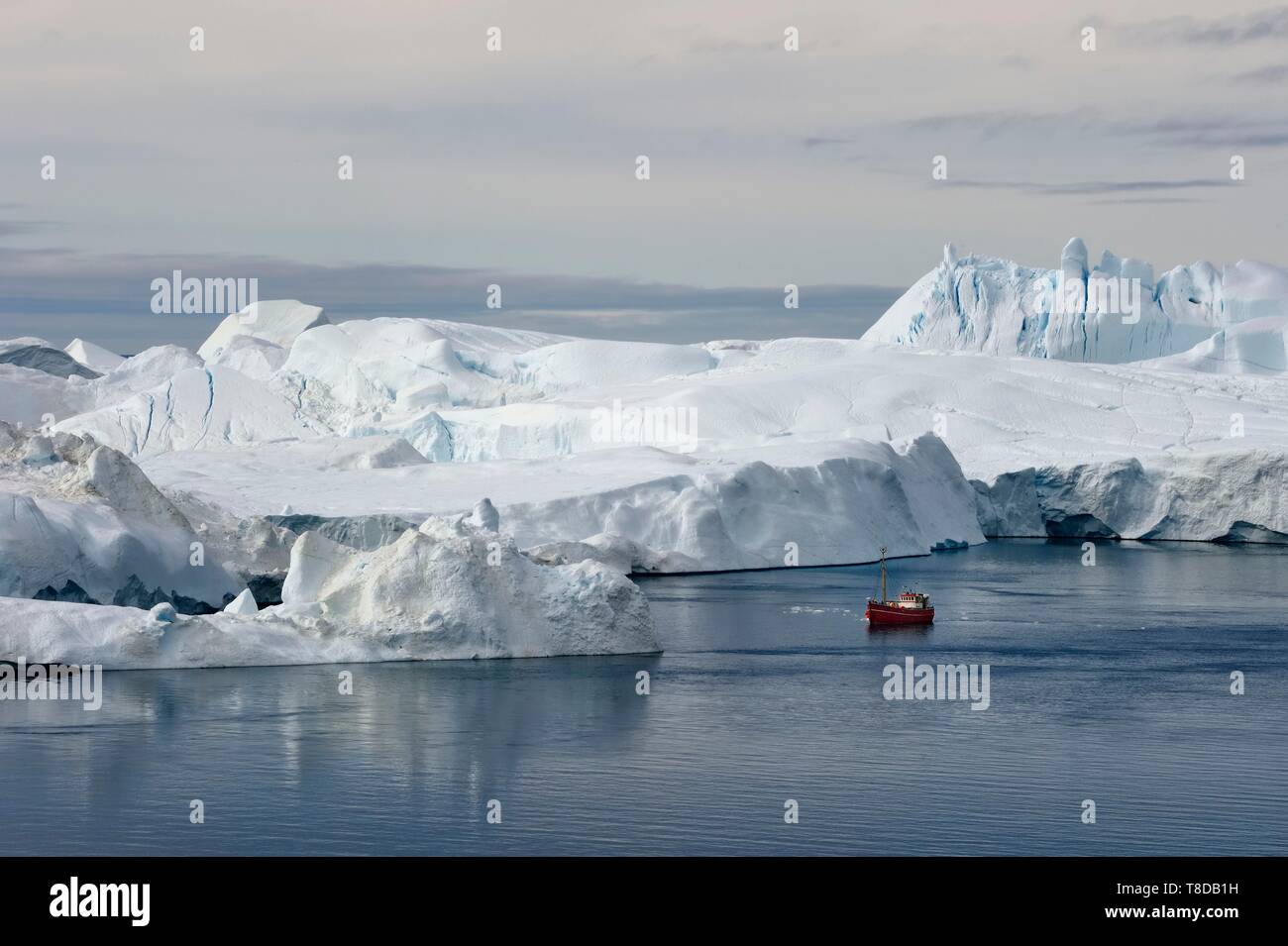 Grönland, Westküste, Diskobucht, Ilulissat Icefjord als Weltkulturerbe von der UNESCO, ist der Mund der Sermeq Kujalleq Jakobshavn Gletscher (Gletscher), Fischerboot am Fuße der Eisberge aufgeführt Stockfoto