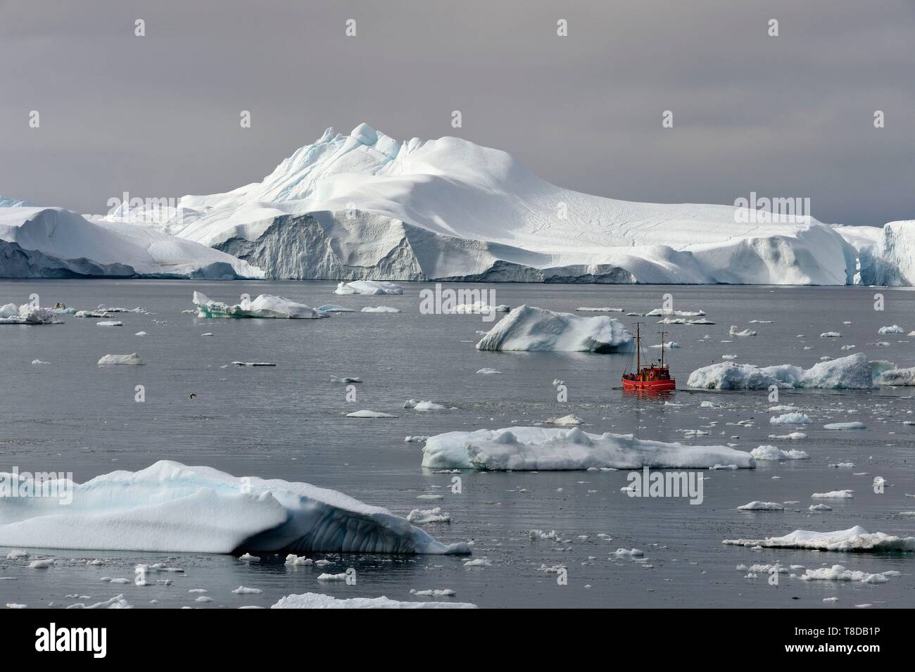 Grönland, Westküste, Diskobucht, Ilulissat Icefjord als Weltkulturerbe von der UNESCO, ist der Mund der Gletscher Sermeq Kujalleq, altes Fischerboot für Eisberg Entdeckung und Whale Watching aufgeführt Stockfoto