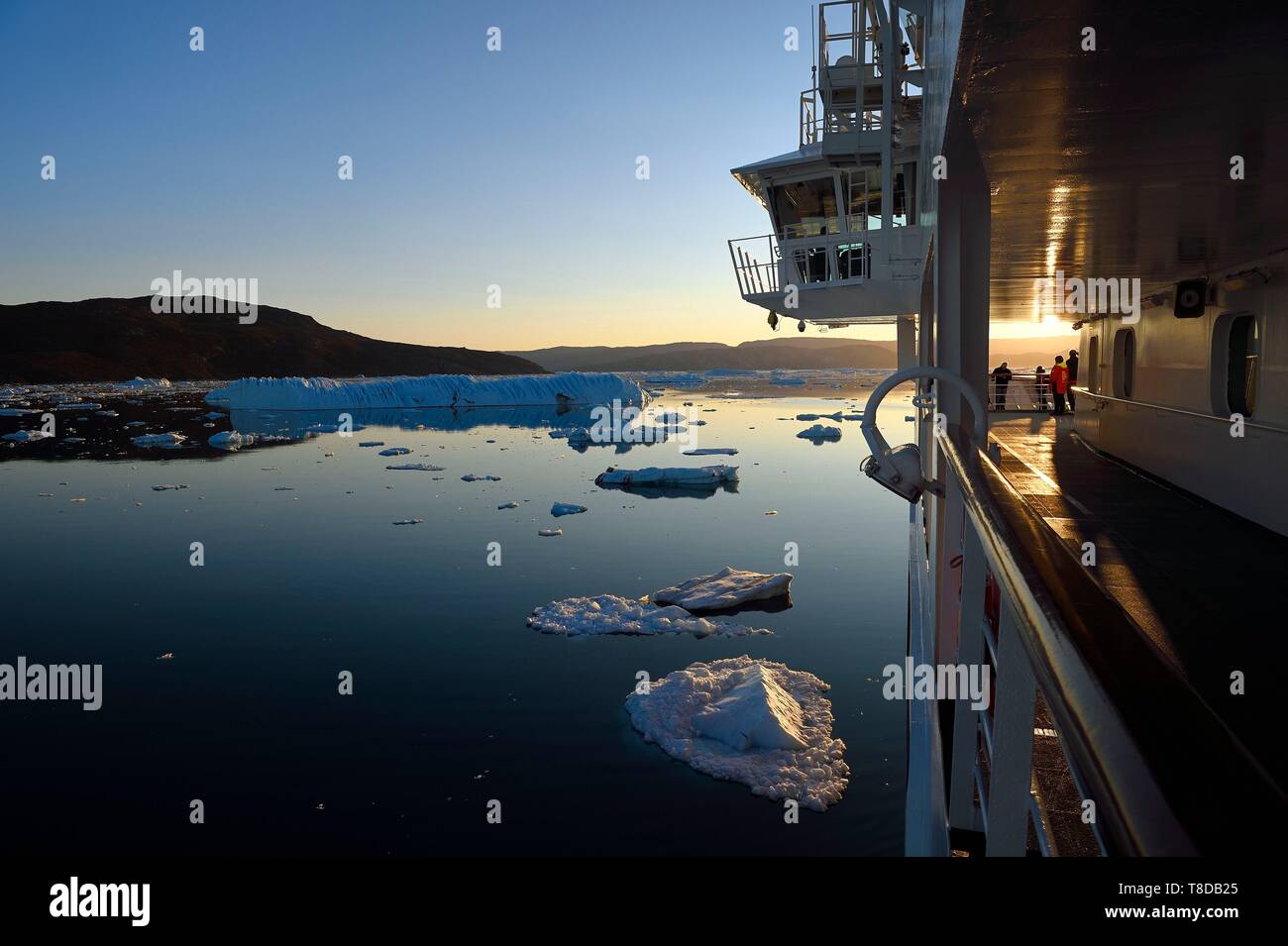 Grönland, Westküste, Diskobucht, Hurtigruten MS Fram Kreuzfahrtschiff bewegt sich zwischen Eisbergen in Quervain Bay Stockfoto