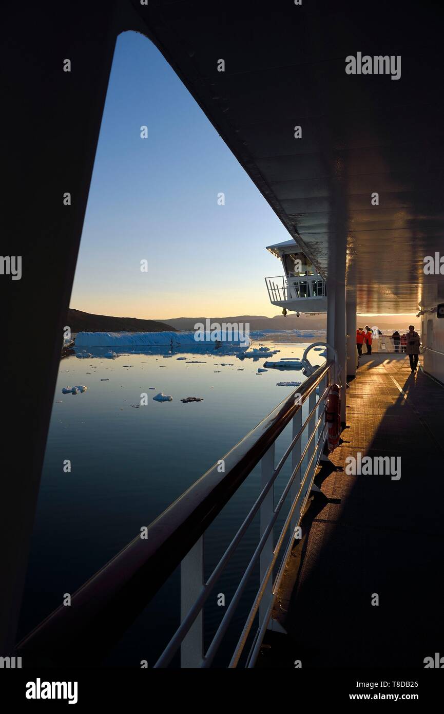 Grönland, Westküste, Diskobucht, Hurtigruten MS Fram Kreuzfahrtschiff bewegt sich zwischen Eisbergen in Quervain Bay Stockfoto