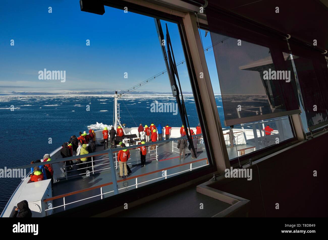 Grönland, Nordwestküste, Smith Sound im Norden von Baffin Bay, MS Fram wasserbecher Schiff von Hurtigruten neben dem Arktischen Meereis zwischen Grönland und Kanada entwickelt Stockfoto