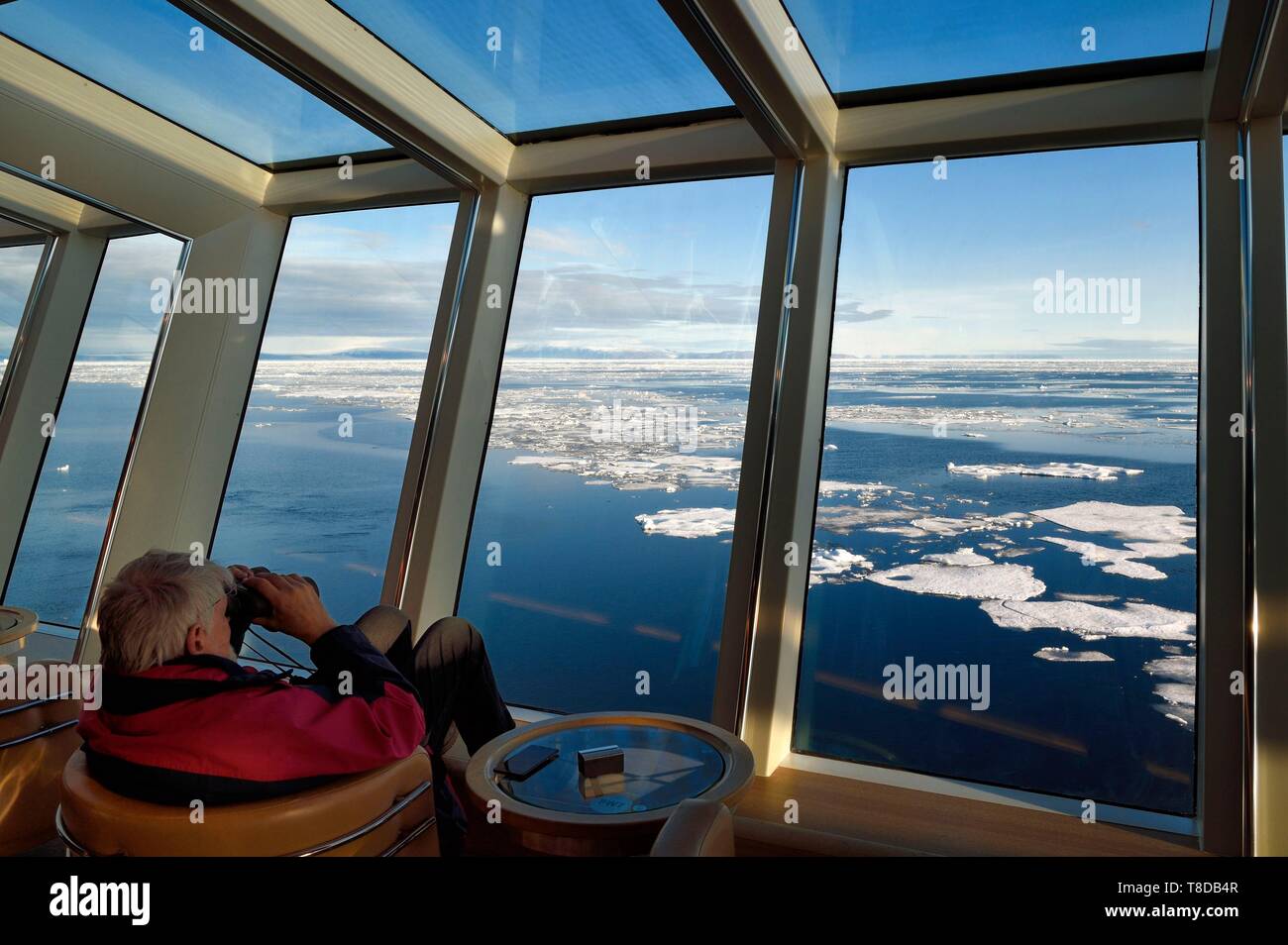 Grönland, Nordwestküste, Smith Sound im Norden von Baffin Bay, MS Fram wasserbecher Schiff von Hurtigruten, Passagier beobachten das Meereis der Arktis vom Panorama Zimmer Stockfoto