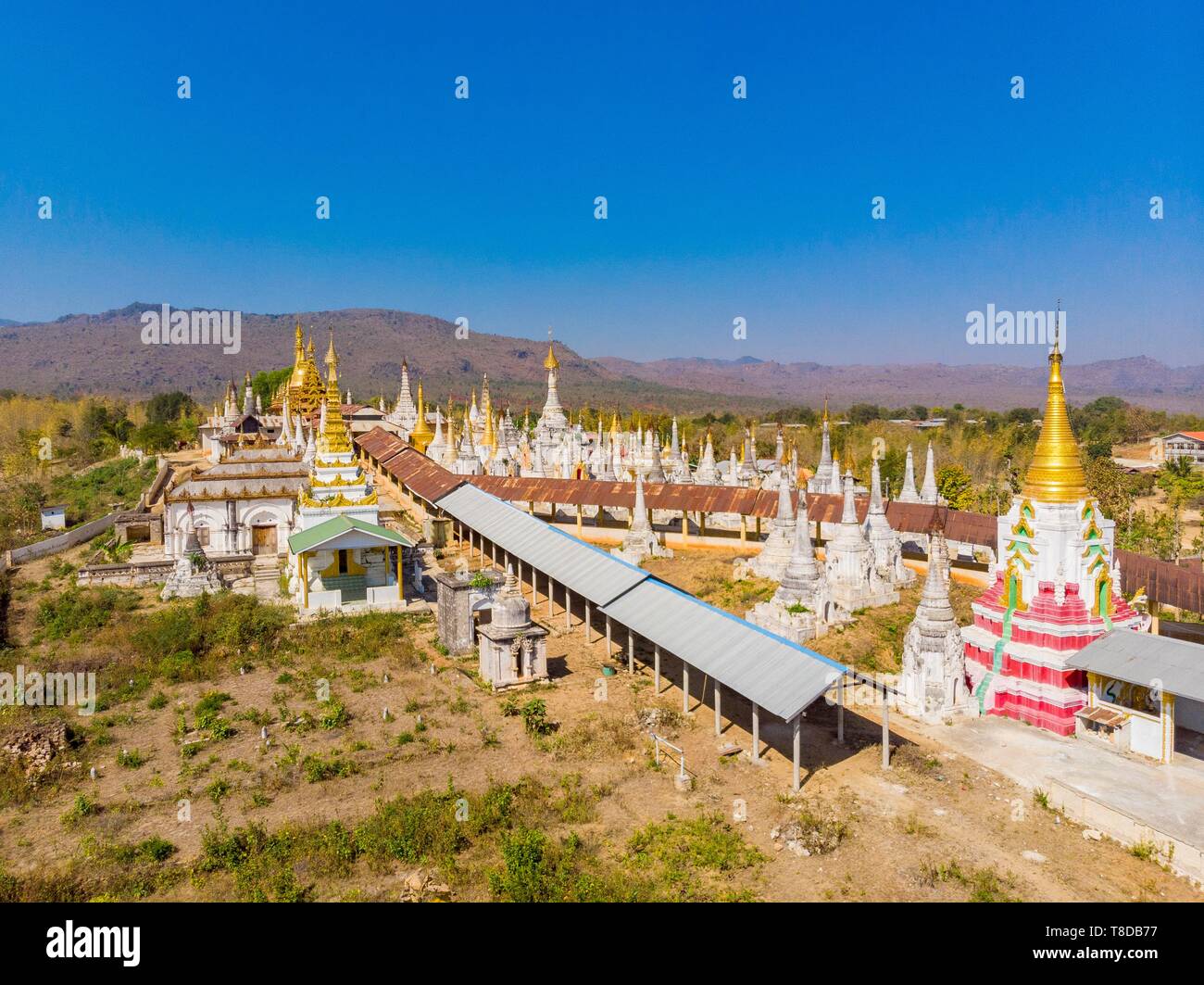 Myanmar (Burma), Shan Staat, Inle See, Thaung Thau Kloster (Luftbild) Stockfoto