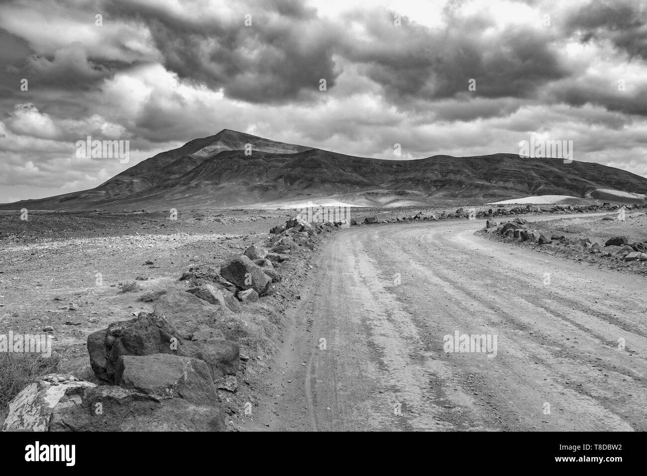 Auf dem Weg nach Papagayo Strand mit Blick auf die vulkanischen Berge Hacha Grande an einem bewölkten Tag, Schwarzweiß-Bild Stockfoto