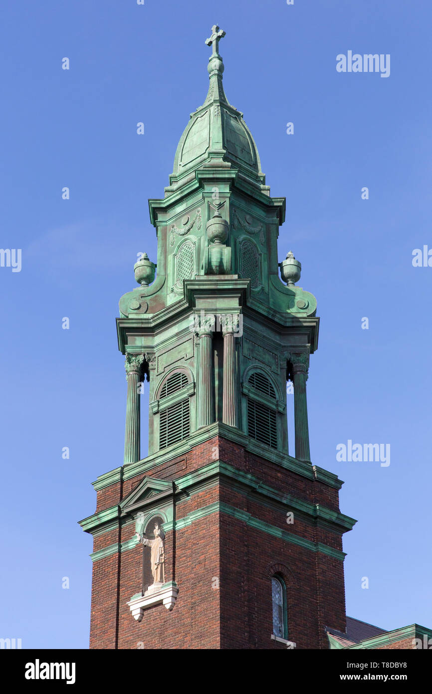 Der Glockenturm von St. Cyrill und Methodius Katholische Kirche im Nordosten von Minneapolis, Minnesota - Die 1917 Backsteinkirche wurde von Victor Cordella konzipiert Stockfoto
