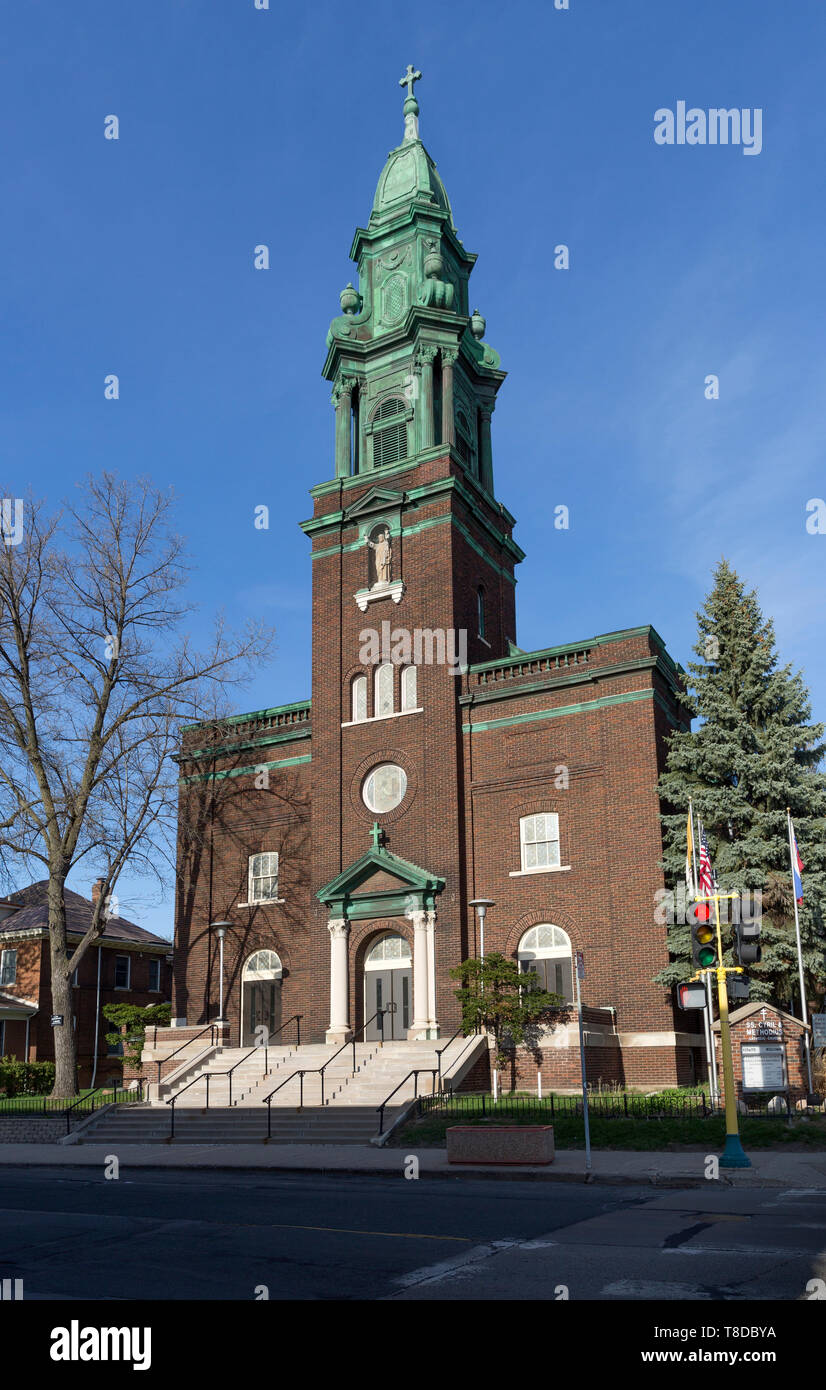 St. Cyrill und Methodius Katholische Kirche im Nordosten von Minneapolis, Minnesota - Die 1917 Backsteinkirche wurde von Victor Cordella in der Renaissance entwickelt Stockfoto