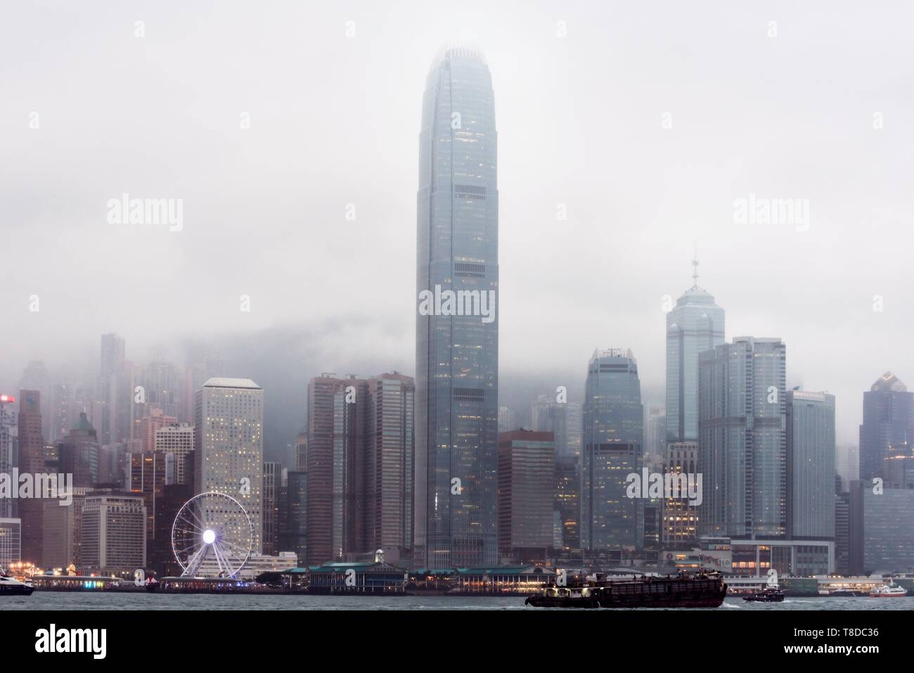 China, Hong Kong, Kowloon, Blick von Kowloon über Victoria Harbour und Hong Kong Island Stockfoto