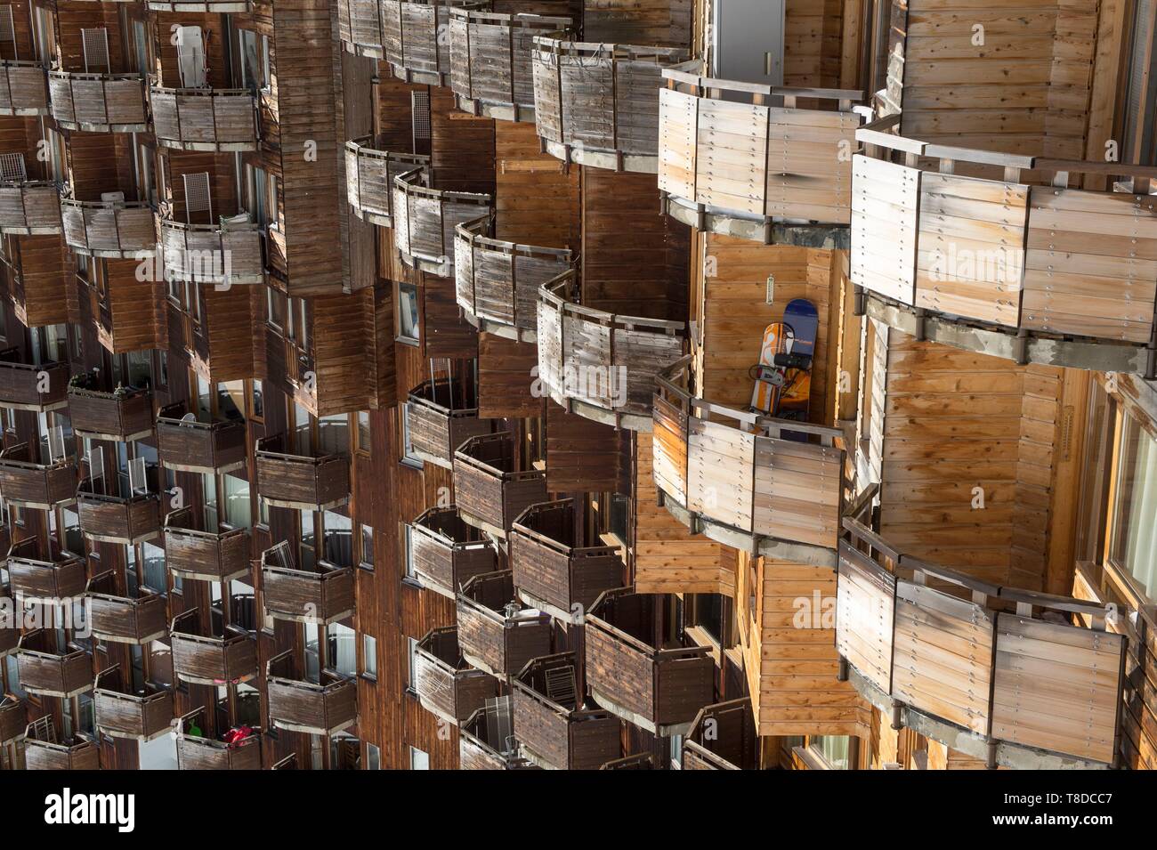 Frankreich, Haute Savoie, Chablais Massiv, Skigebiet Portes du Soleil, Avoriaz, typische und ursprüngliche Architektur in Holz, Detail der Fassade mit Balkon Stockfoto