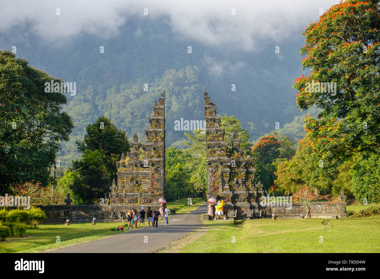 Traditionelle hinduistische Tor. Candi Bentar, Bedugul in Bali, Indonesien. Eingang zu den hinduistischen Tempel. Candi Bentar gate Stockfoto