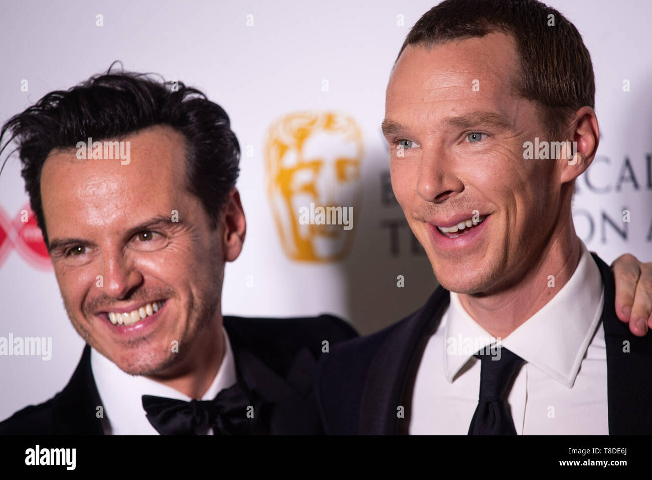 Andrew Scott und Benedict Cumberbatch in der Presse, nachdem er den Preis für den Besten Mini-Series am Virgin Media BAFTA TV Award, in der Royal Festival Hall in London statt. Stockfoto