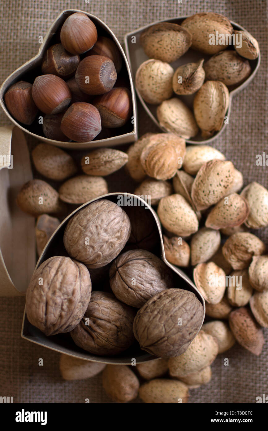 Mediterrane Ernährung. Cholesteerol Verbesserung der Ernährung. Gesunde Lebensmittel für das Herz. Gesunde Nüsse. Stockfoto