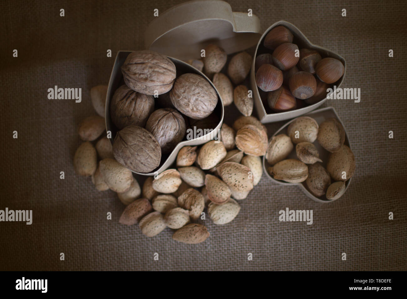 Mediterrane Ernährung. Cholesteerol Verbesserung der Ernährung. Gesunde Lebensmittel für das Herz. Gesunde Nüsse. Stockfoto