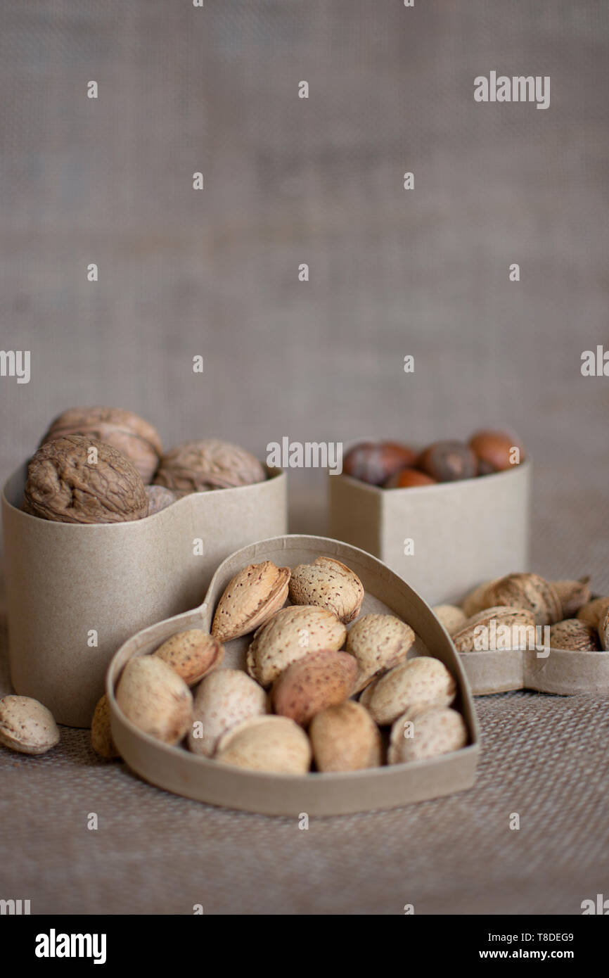 Mediterrane Ernährung. Cholesteerol Verbesserung der Ernährung. Gesunde Lebensmittel für das Herz. Gesunde Nüsse. Stockfoto