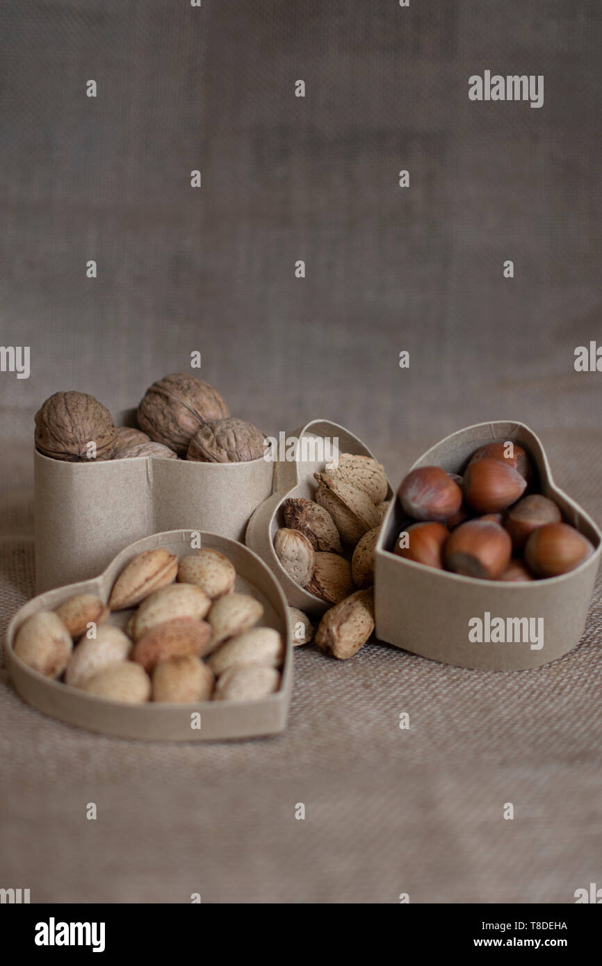 Mediterrane Ernährung. Cholesteerol Verbesserung der Ernährung. Gesunde Lebensmittel für das Herz. Gesunde Nüsse. Stockfoto