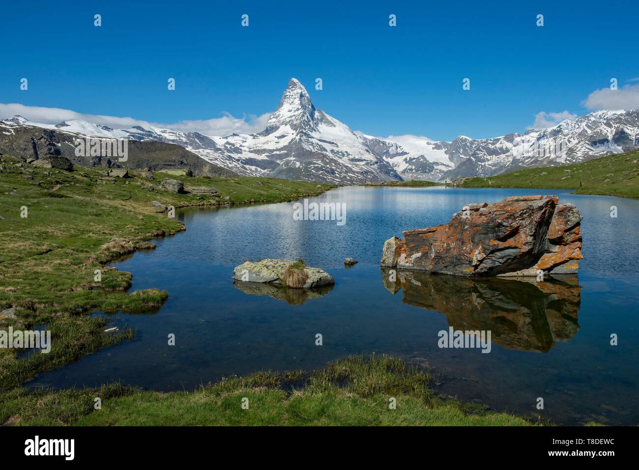 Schweiz, Wallis, Zermatt, nicht weit von der Oberseite der Seilbahn von  Blauherd, den See von StellisÚe, Spiegel der Matterhorn Stockfotografie -  Alamy