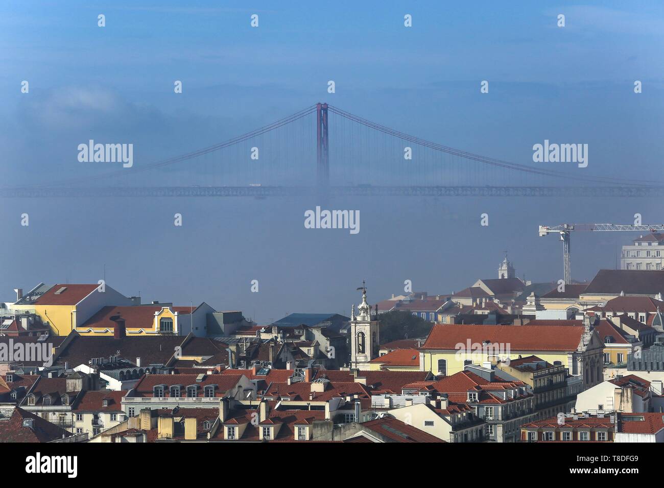 Portugal, Lissabon, den Fluss Tejo und die Ponte 25 de Abrile im Nebel, von der Burg Sao Jorge gesehen Stockfoto