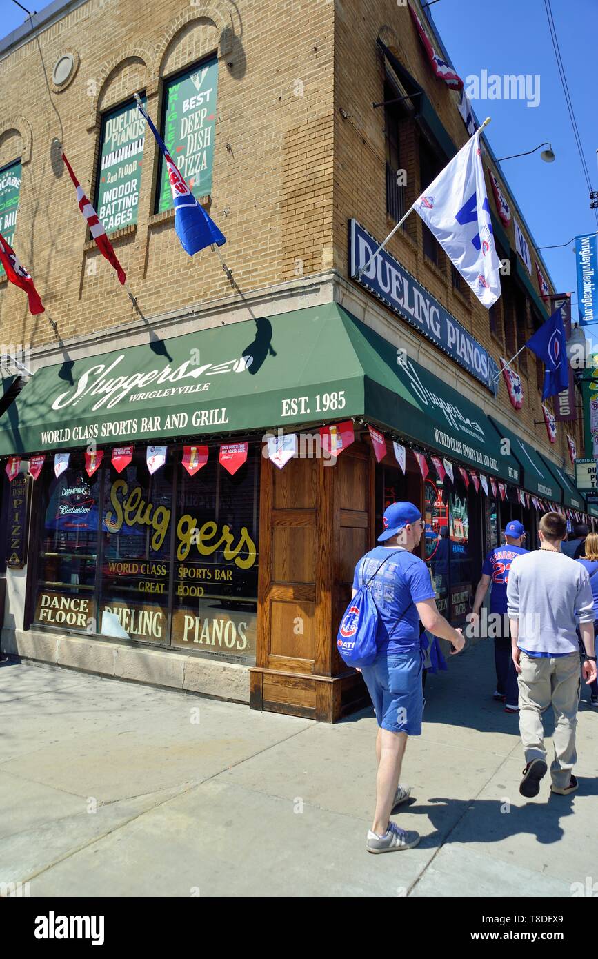Chicago, Illinois, USA. Spiel Tag bei Wrigley Field, wenn wrigleyville Nachbarschaft lokale Bars, Restaurants und Geschäfte bieten für Fans. Stockfoto