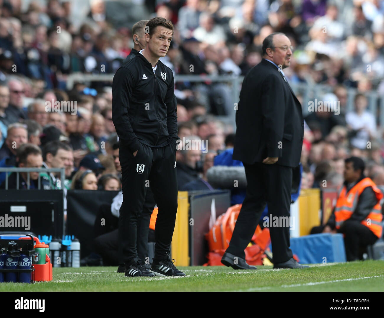 Fulham Manager Scott Parker (links) und Newcastle United manager Rafael Benitez (rechts) während der Premier League Spiel im Craven Cottage, London. Stockfoto