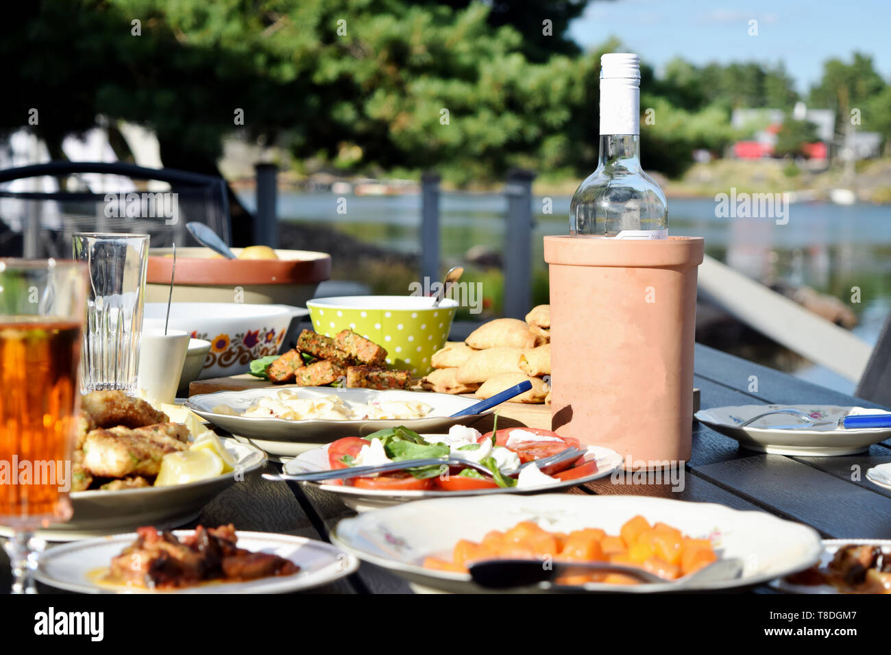 Tabelle für einen schönen Sommer Mittagessen mit einer Flasche Wein auf dem Tisch Stockfoto