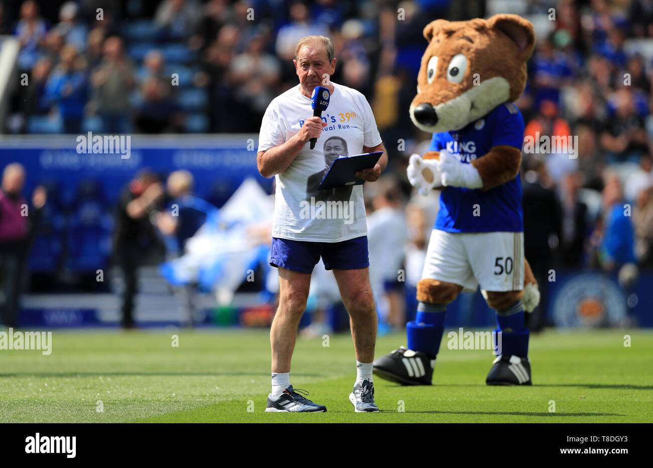 Leicester City Football Club Ambassador Alan Birchenall spricht mit der Menge nach seiner Nächstenliebe während der Premier League Match für die King Power Stadion, Leicester ausführen. Stockfoto