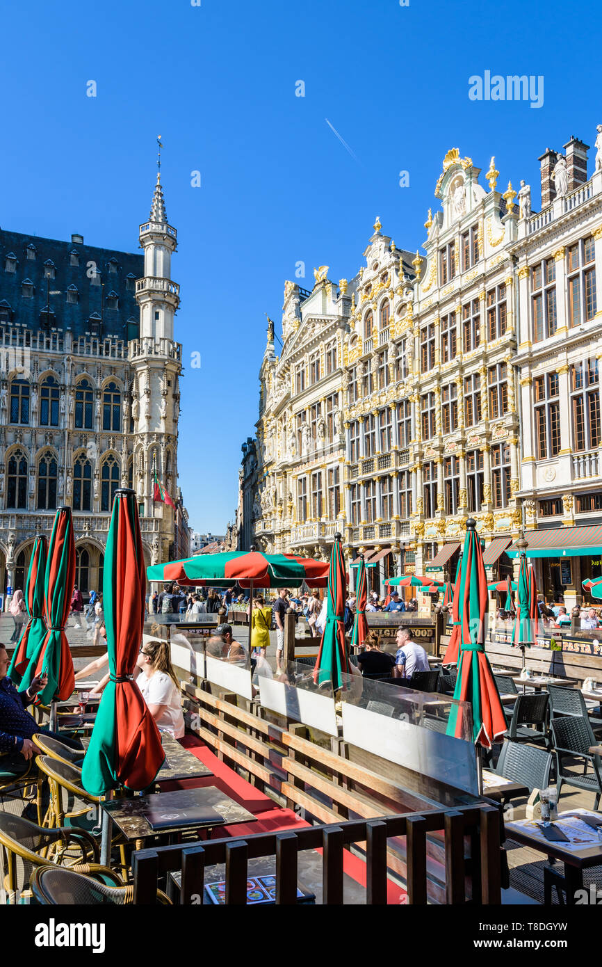 Der Grand Place in Brüssel, Belgien, ist durch opulente Guild Häusern, mit reich verzierten Fassaden und Terrassen der Cafés und Restaurants. Stockfoto