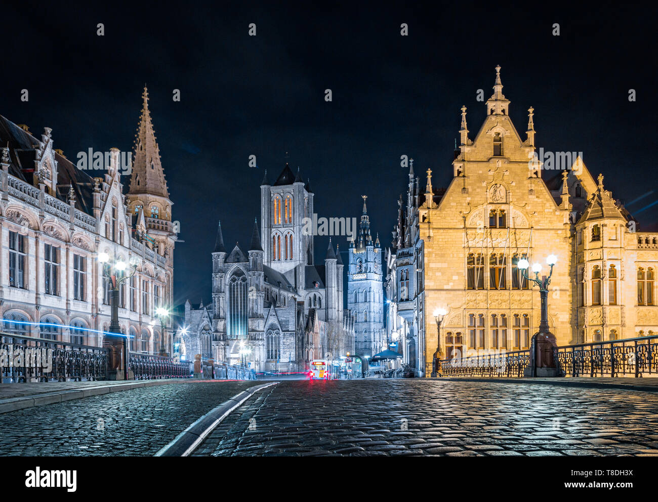 Panoramablick auf das historische Zentrum von Gent beleuchtet in schönen Post Sonnenuntergang Dämmerung während der Blauen Stunde in der Dämmerung, Gent, Ostflandern, Belg Stockfoto