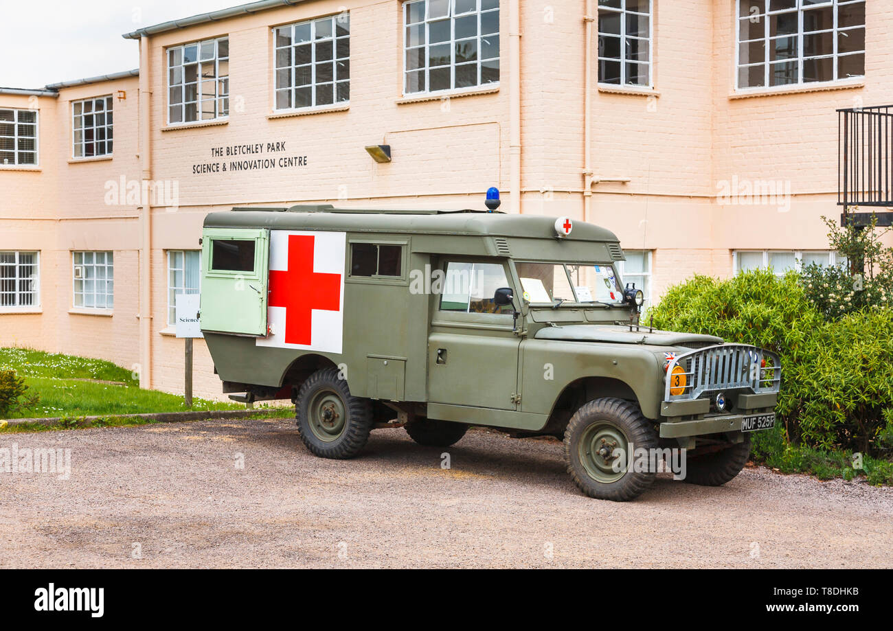 Vintage Ambulanz außerhalb der Wissenschaft & Innovation Center in Bletchley Park, top-secret home des Zweiten Weltkriegs Codebreakers, jetzt ein Heritage Museum Stockfoto