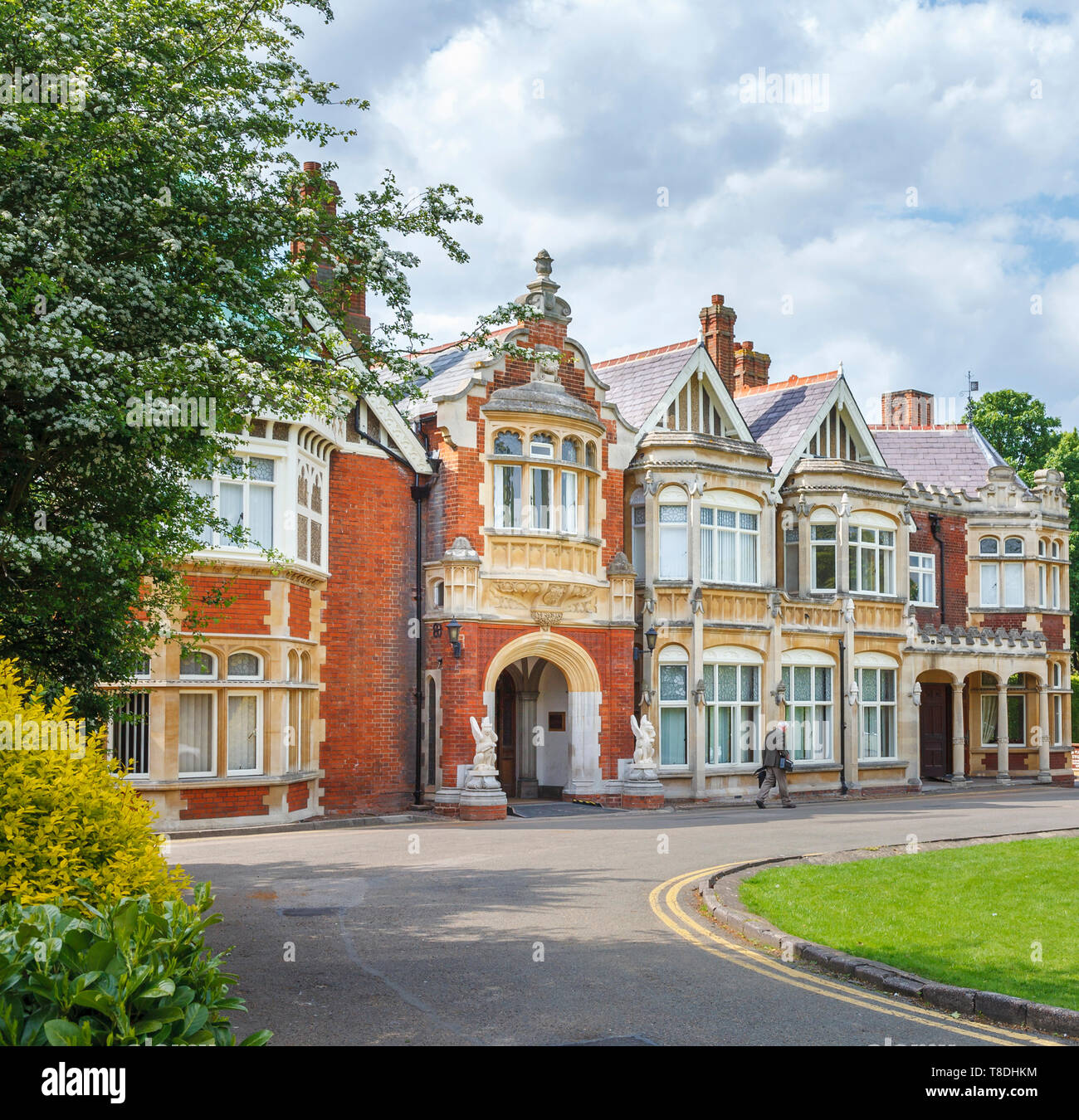Eingang zum viktorianischen Herrenhaus in Bletchley Park, sobald die top-secret home des Zweiten Weltkriegs Codebreakers, heute ein führender Erbe Attraktion Stockfoto