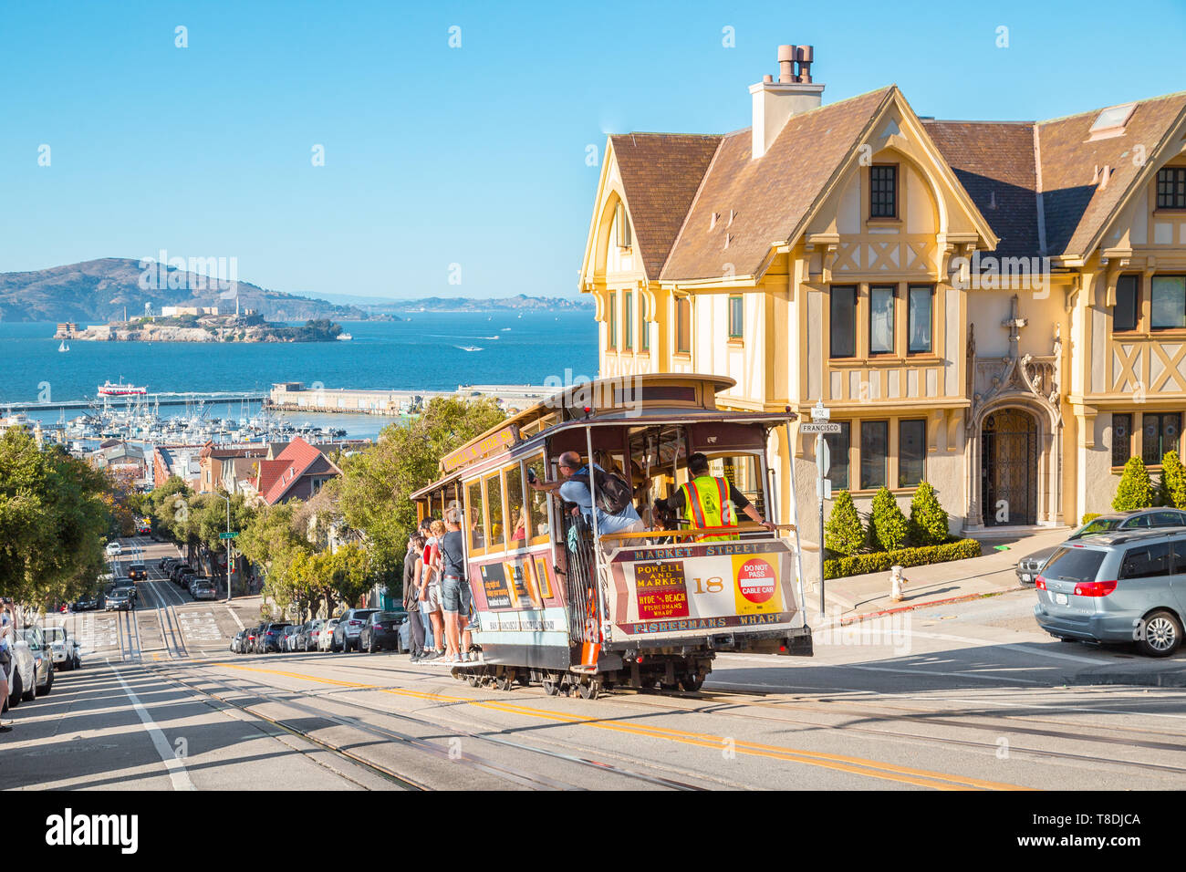 SAN FRANCISCO, USA - 25. SEPTEMBER 2016: powell-hyde Seilbahn Klettern an steilen Hügel im Zentrum von San Francisco mit berühmten Insel Alcatraz auf der Rückseite Stockfoto