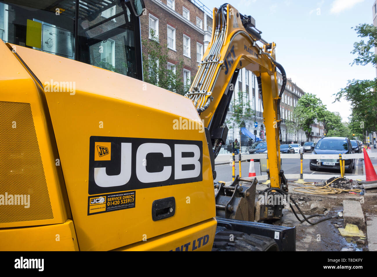 Baustellen und eine JCB Bagger auf einer Straße in London Stockfoto