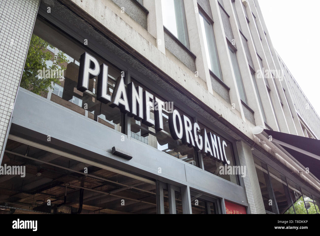 Signage außerhalb Planet Bio-supermarkt, Tottenham Court Road, Bloomsbury, London, W1, UK Stockfoto