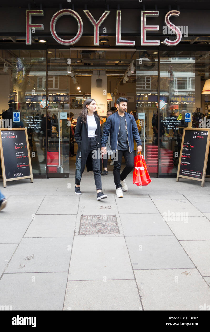 Kunden, die den Foyles Buchladen an der Charing Cross Road, London, England, Großbritannien verlassen Stockfoto