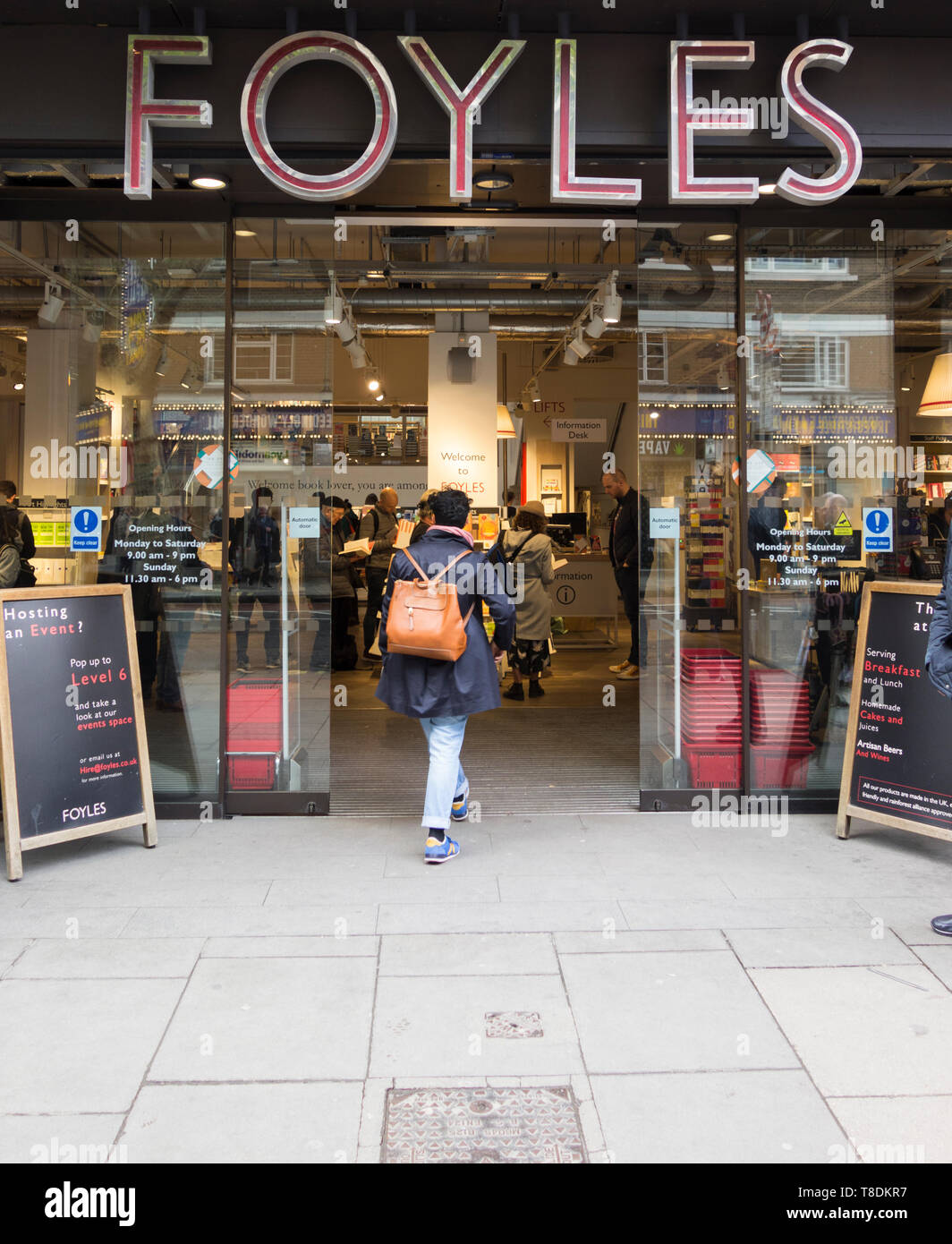 Kunden, die den Foyles Buchladen an der Charing Cross Road, London, England, Großbritannien betreten Stockfoto