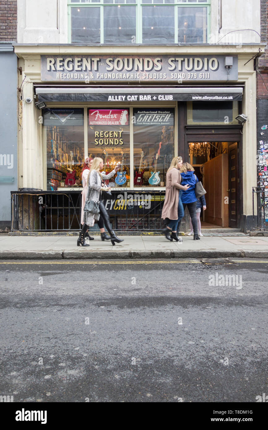Regent Sounds on Denmark Street, alias Tin Pan Alley, London, England, Großbritannien Stockfoto