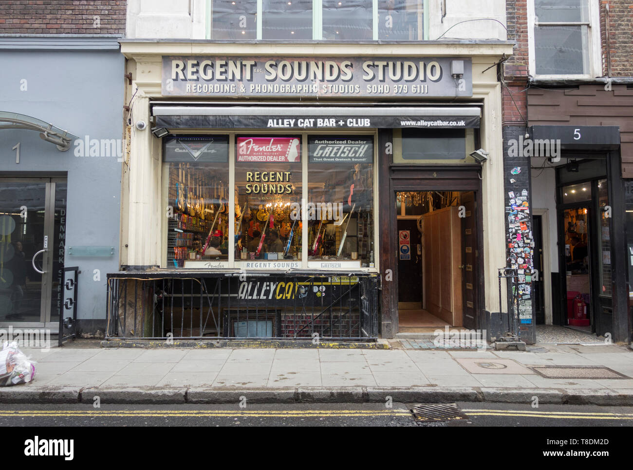 Das Ladenfront des Regent Sound Studios in der Denmark Street, alias Tin Pan Alley, London, England, Großbritannien Stockfoto