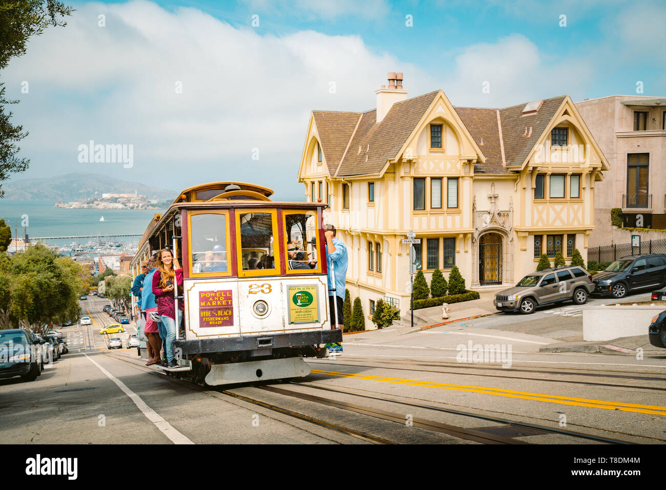SAN FRANCISCO, USA - 3. SEPTEMBER 2016: powell-hyde Seilbahn Klettern an steilen Hügel im Zentrum von San Francisco mit berühmten Insel Alcatraz im Hinterg Stockfoto