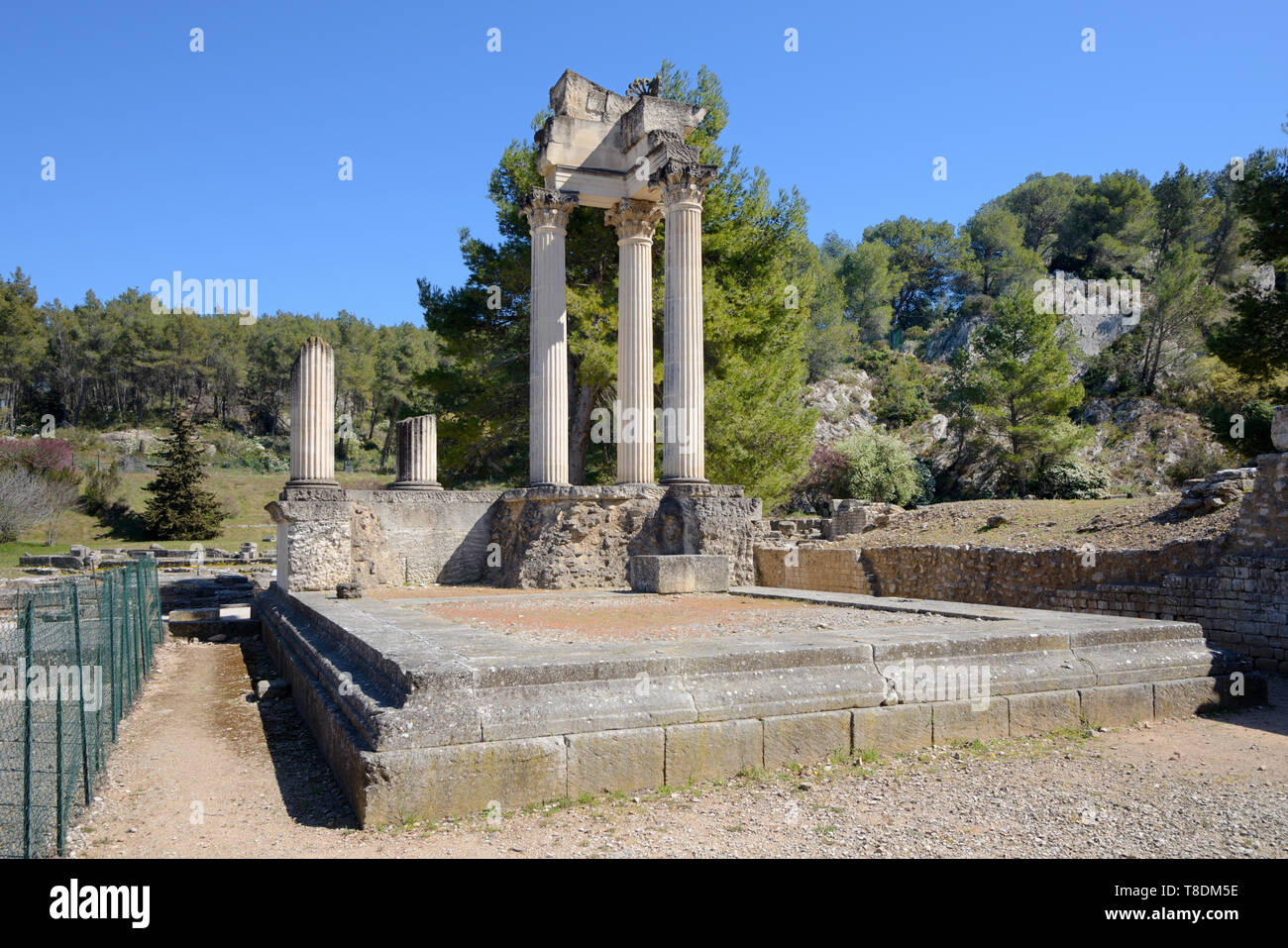 Römische Ruinen der teilweise rekonstruierten römischen Tempel in der antiken römischen Stadt oder Stadt Glanum Saint Rémy-de-Provence Frankreich Stockfoto