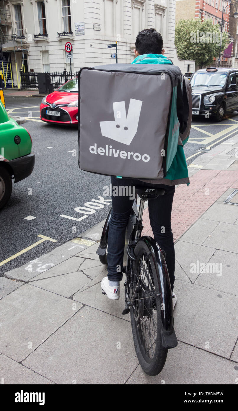 Männliche Deliveroo Radfahrer auf Southampton Row, Bloomsbury, London, UK Stockfoto