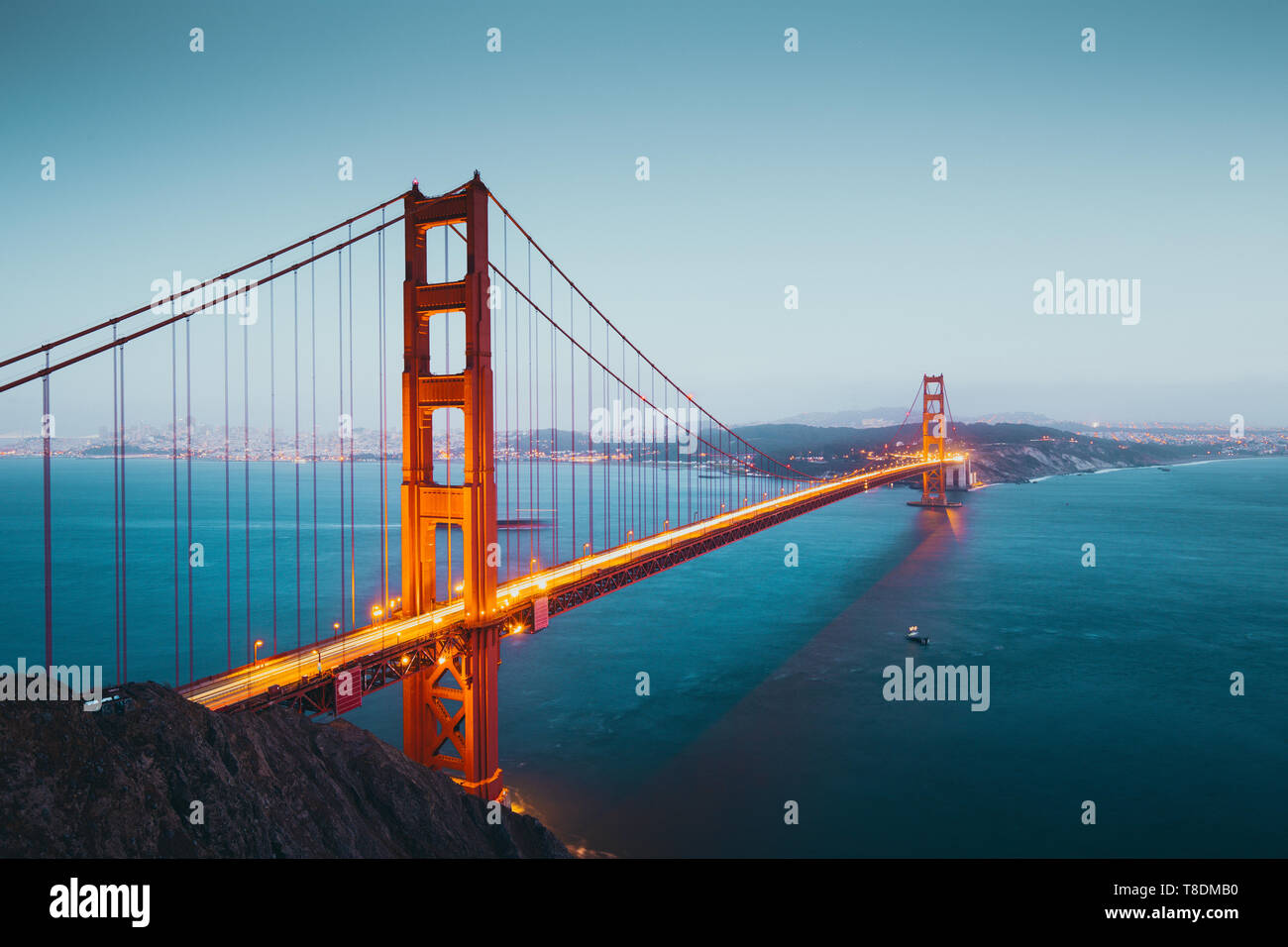 Panoramablick auf die berühmte Golden Gate Bridge von der Batterie Spencer Aussichtspunkt in schönen Post Sonnenuntergang Dämmerung während der Blauen Stunde gesehen, San Francisco, USA Stockfoto