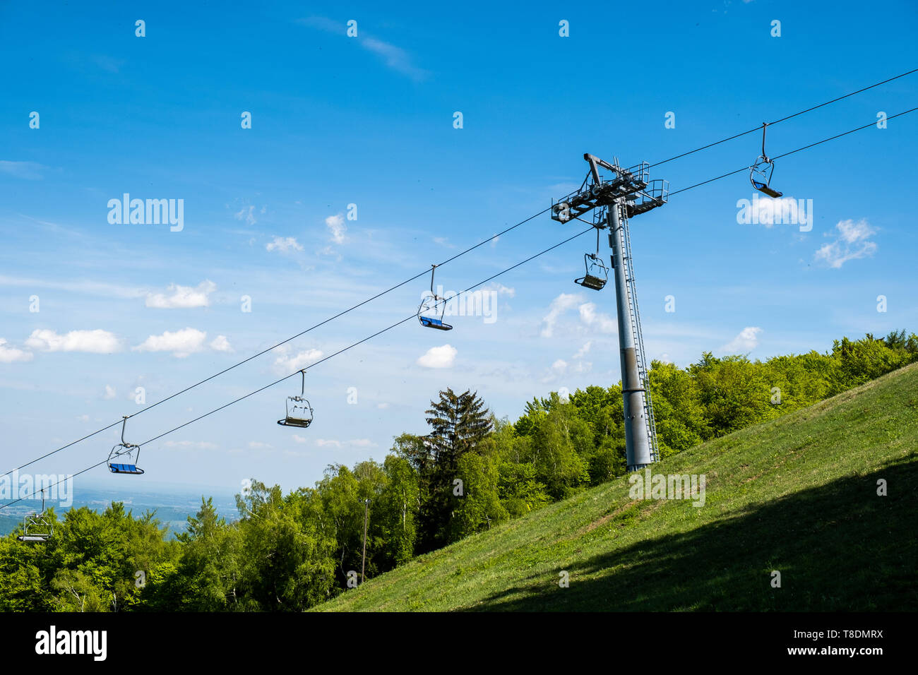 Leer Sessellift in Ski Resort im Sommer gegen den blauen Skz mit puffz Wolken Stockfoto