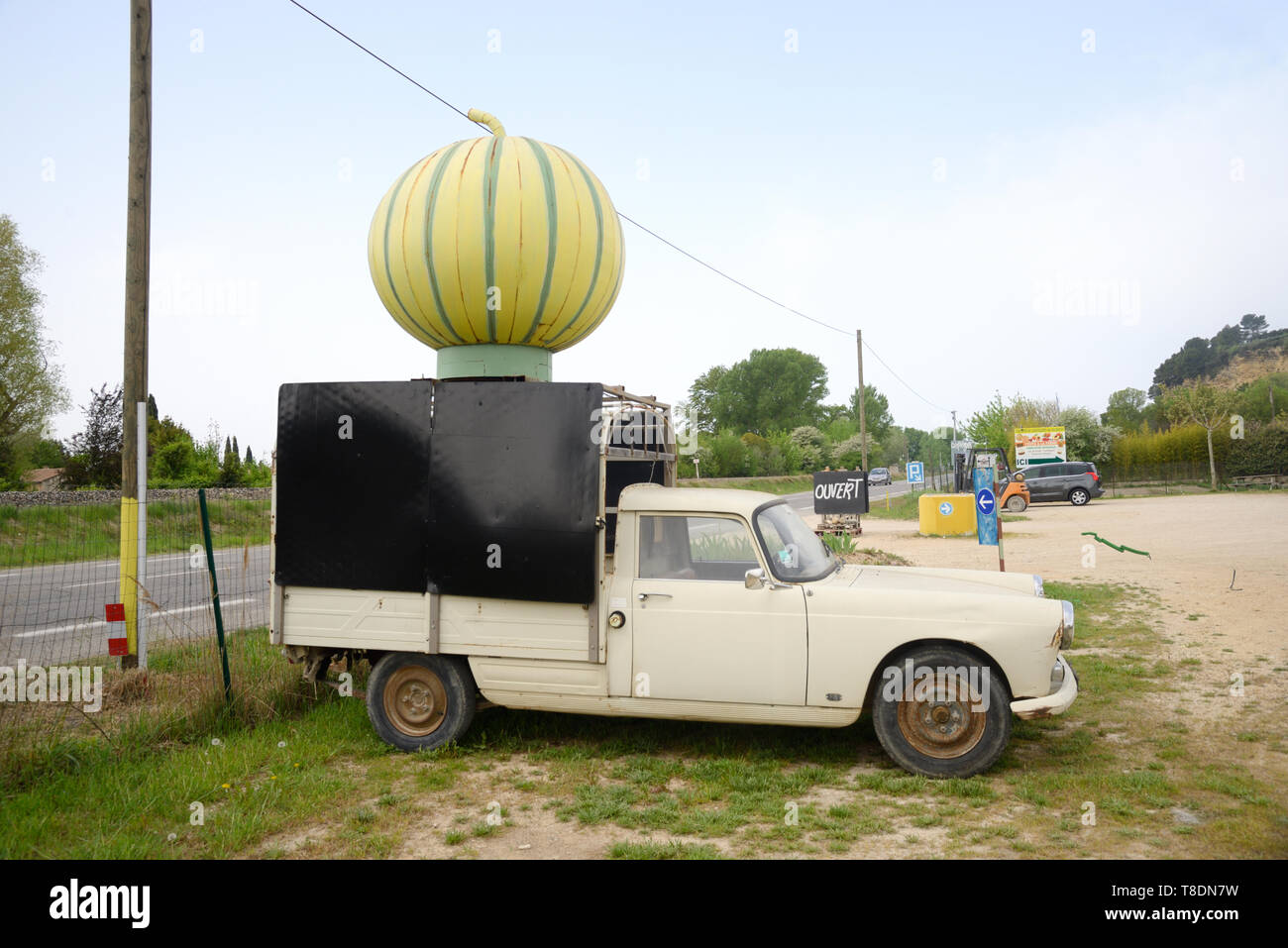 Riesen Melone Werbung auf Werbung Auto am Straßenrand Obst & Gemüse Marktstand in der Nähe von Lauris Luberon Frankreich Stockfoto