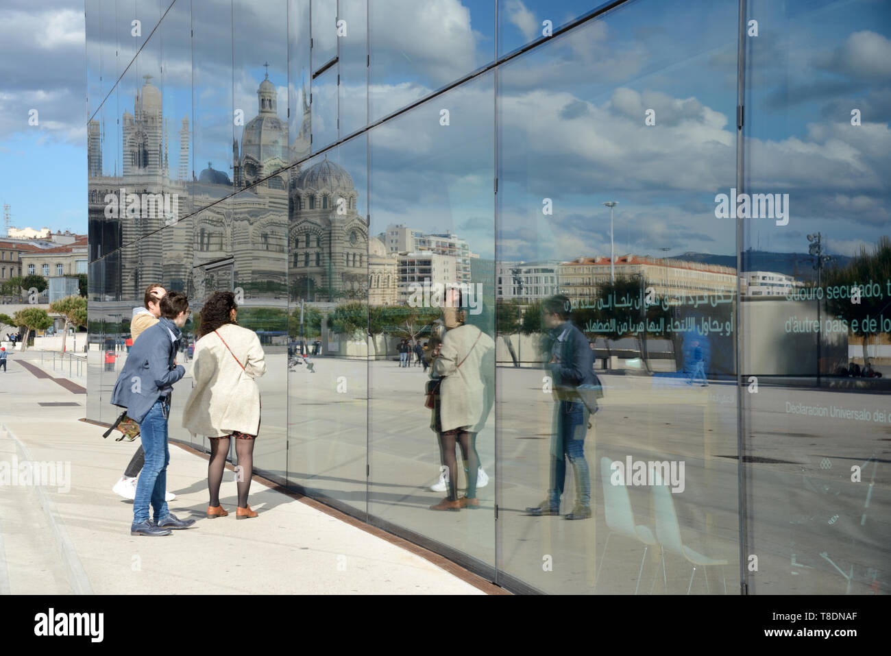 Touristen, die auf der Suche an Reflexionen von sich selbst in den Spiegel Glas MUCEM Museum für Europäische und mediterrane Kulturen Marseille Provence Frankreich Stockfoto