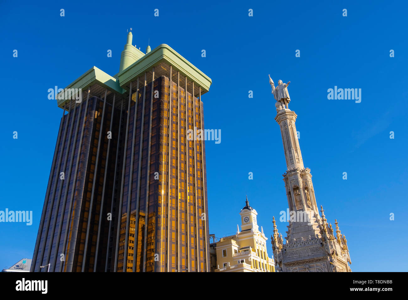 Statue von Christopher Columbus. Bürogebäude in Paseo de la Castellana, Doppelpunkt Türme an der Plaza de Colon. Madrid, Spanien Europa Stockfoto