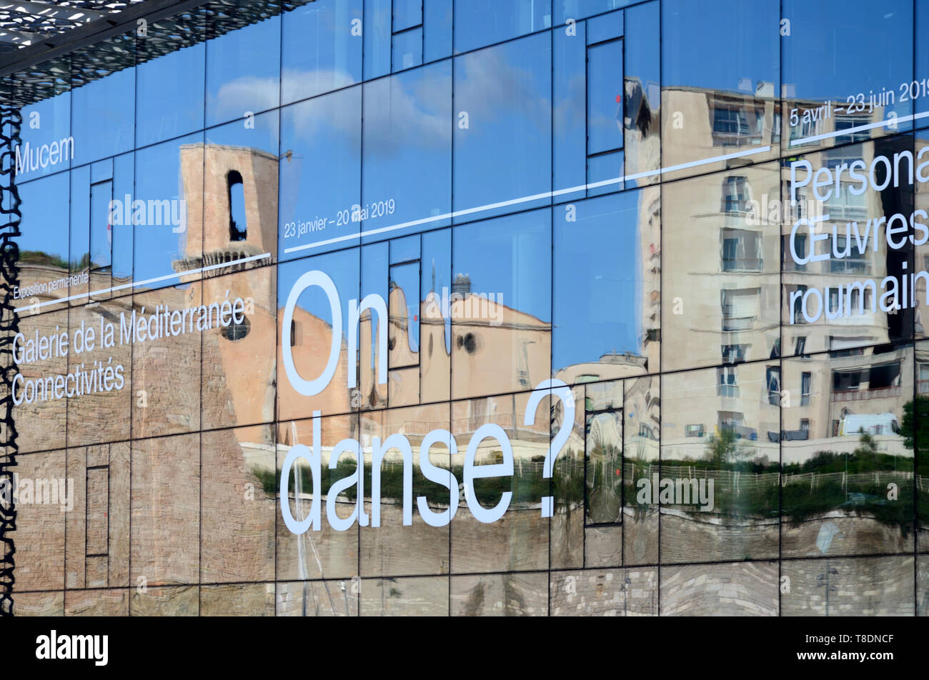 Saint Laurent Kirche spiegelt sich in Spiegel Glas des MUCEM Museum für Europäische und mediterrane Kulturen Marseille Frankreich Stockfoto