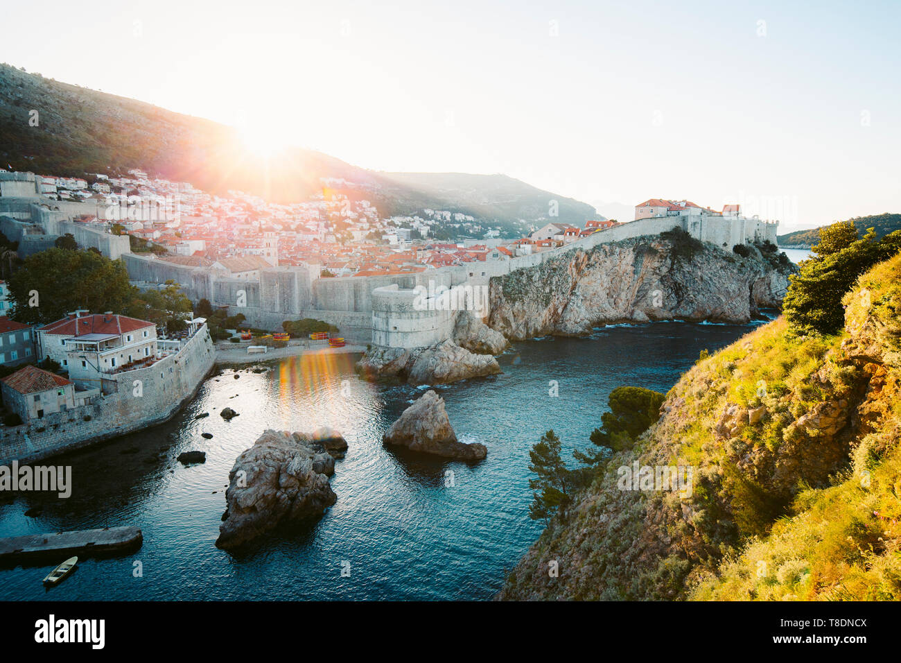 Schönen Panoramablick auf die historische Altstadt von Dubrovnik im schönen goldenen lichter Morgen bei Sonnenaufgang, Dalmatien, Kroatien Stockfoto