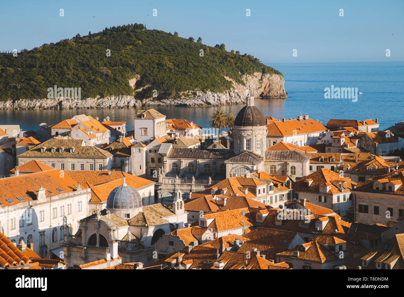 Klassische Panoramablick auf die historische Altstadt von Dubrovnik, eines der bekanntesten touristischen Destinationen im Mittelmeer, bei Sonnenuntergang, Dalmatien, C Stockfoto